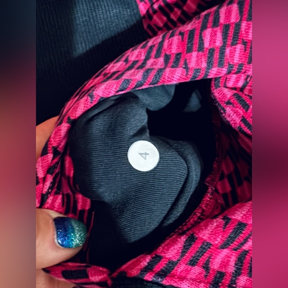 Lululemon older style scuba. Size 4 but fits more like a 2. EUC - Picture 3 of 6